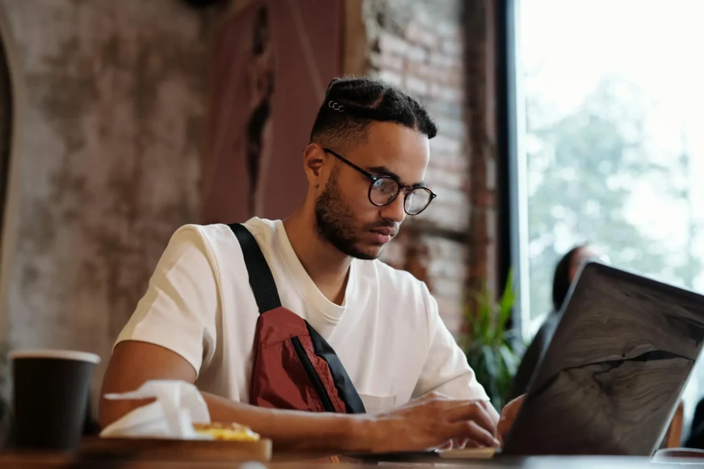 When to Outsource as a Solopreneur - the risk of doing it all